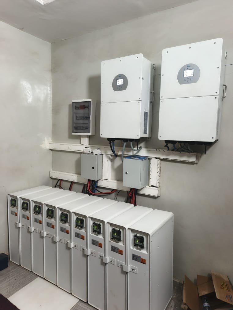 Banc de batteries et onduleurs installés