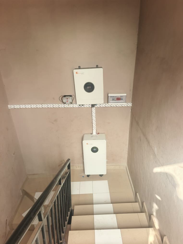 Onduleur et batterie installés dans une cage d'escalier